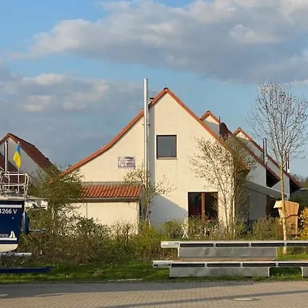 펜션 Ferienhaushaelfte An Der Mueritz