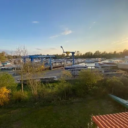 Ferienhaushaelfte An Der Mueritz